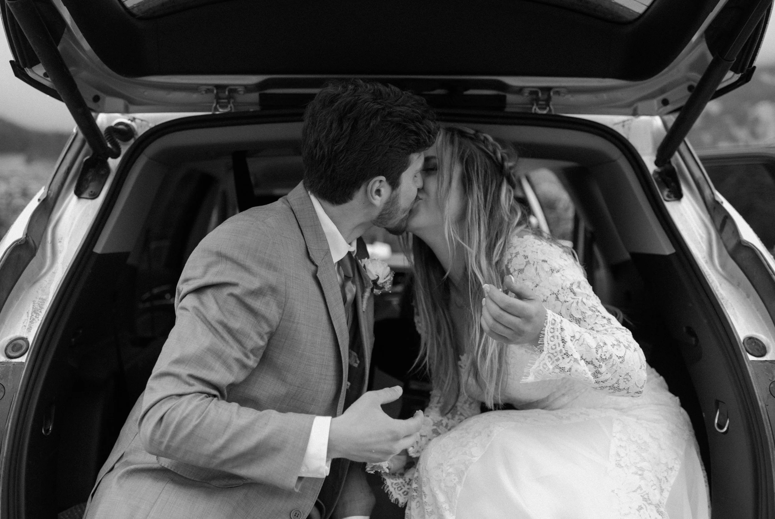  Boulder, Colorado elopement at Chautauqua. Colorado elopement and wedding photographer. Couple cutting cake at their elopement. Boulder, Colorado elopement photos. Colorado elopement inspiration. Colorado elopement photography. 